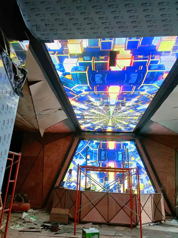 韶關某酒吧室內(nèi)吧臺異形屏LED顯示屏正在安裝中