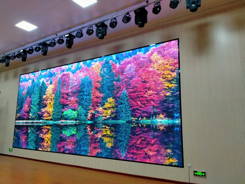 室內(nèi)小間距LED顯示屏該如何選擇？哪些因素影響判斷？